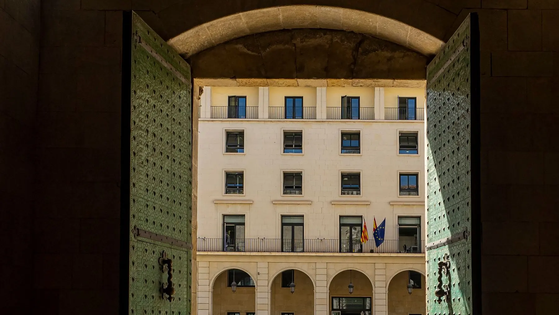 Patio de un edificio de juzgados visto desde su portón de entrada